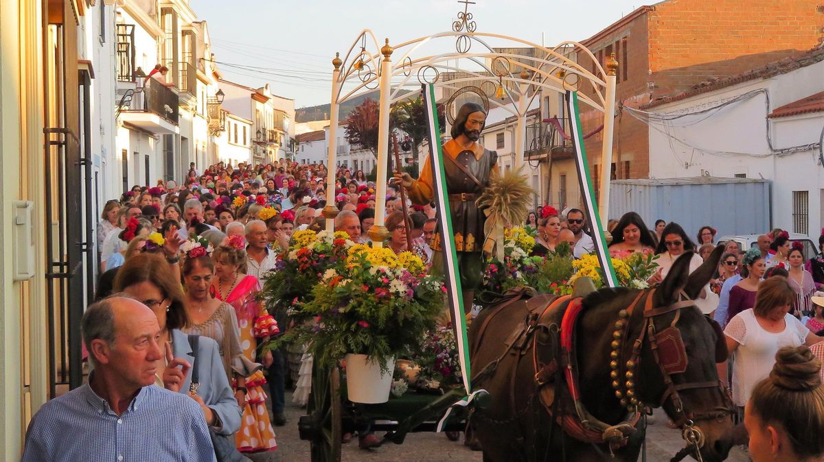 Procesión de San Isidro por las calles de Monesterio