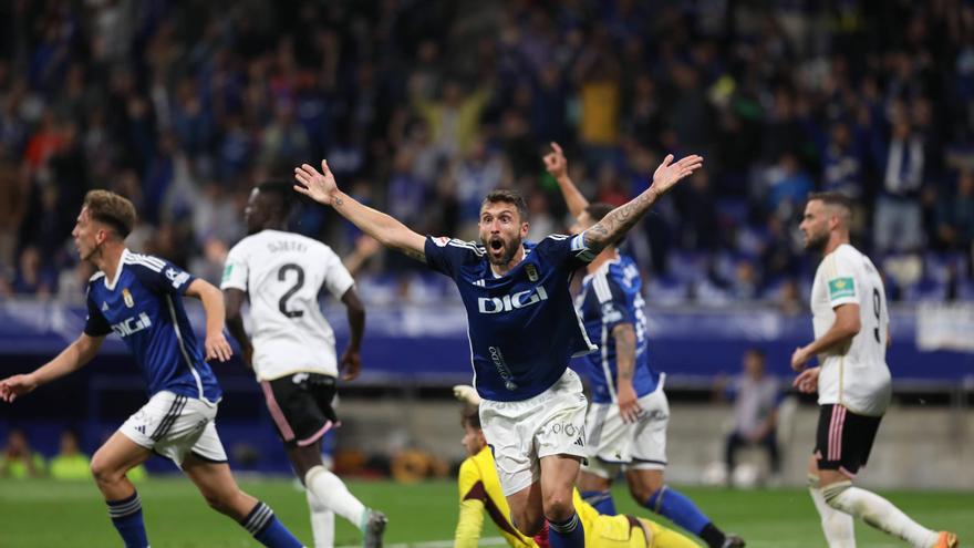 El Oviedo golea y mira hacia arriba: victoria 3-0 ante el Albacete