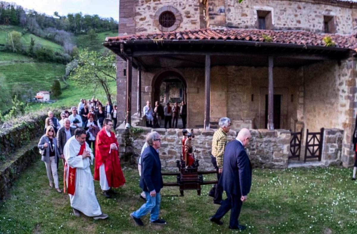La procesión tras la misa de este Lunes de Pascua.
