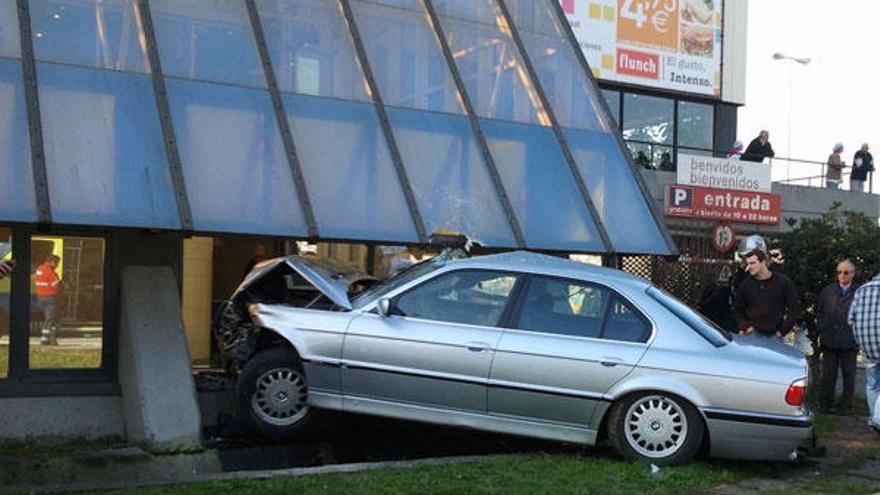 Uno de los coches implicados en el doble accidente que ha tenido lugar esta mañana en la Avenida Madrid.