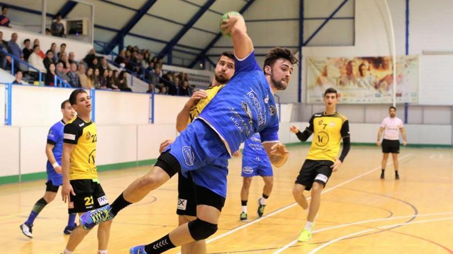 Francisco Gil recoge un rebote y los transforma en gol durante el partido Torrevieja-Algemesí