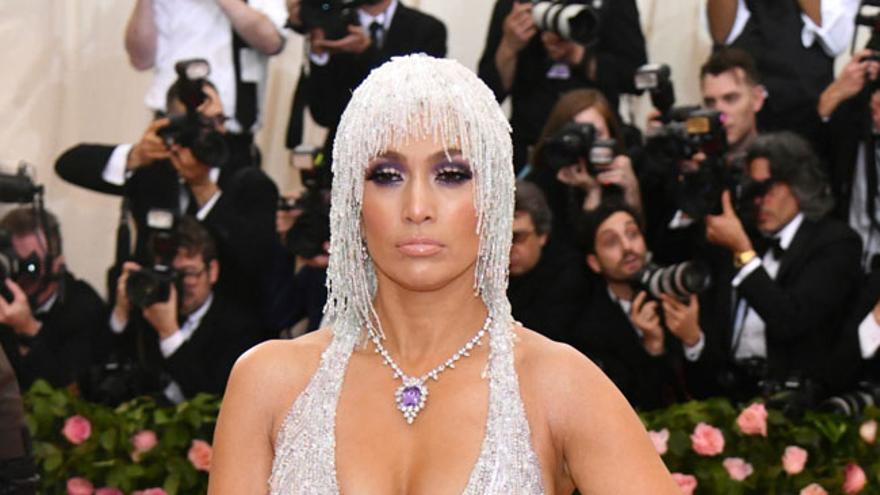 Jennifer Lopez en la Gala MET 2019 con vestido de Versace y una peluca joya  - Woman