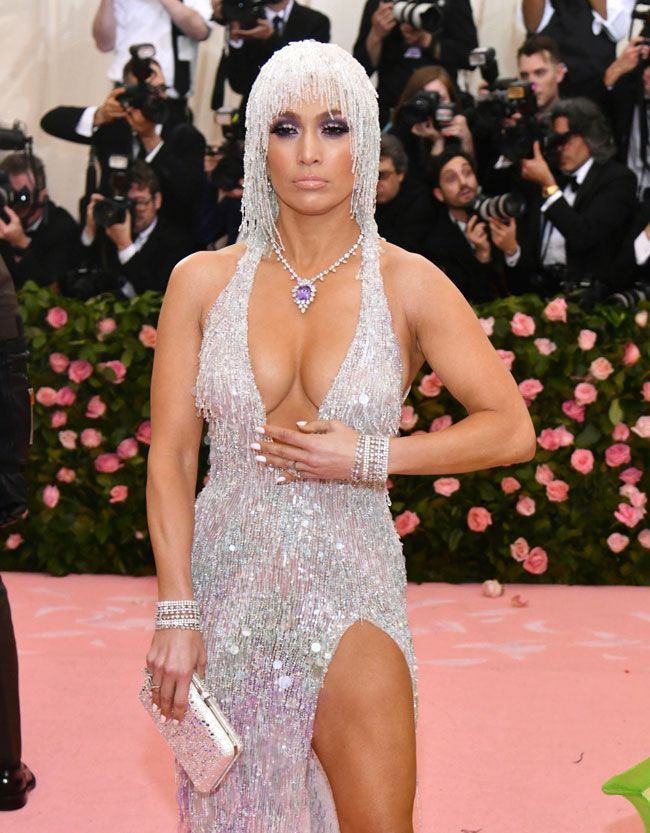 Jennifer Lopez en la Gala MET 2019 con vestido de Versace y una peluca joya  - Woman