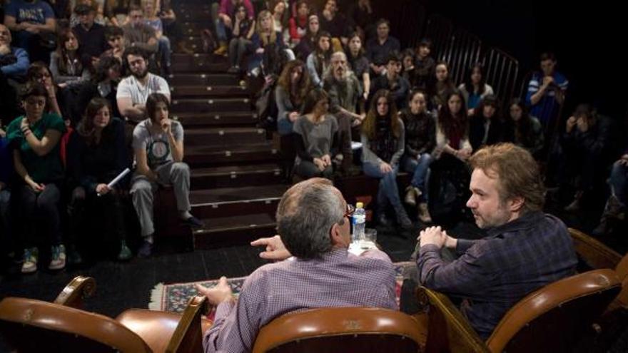 Eladio de Pablo y Tristán Ulloa debaten ante los alumnos de la Esad.