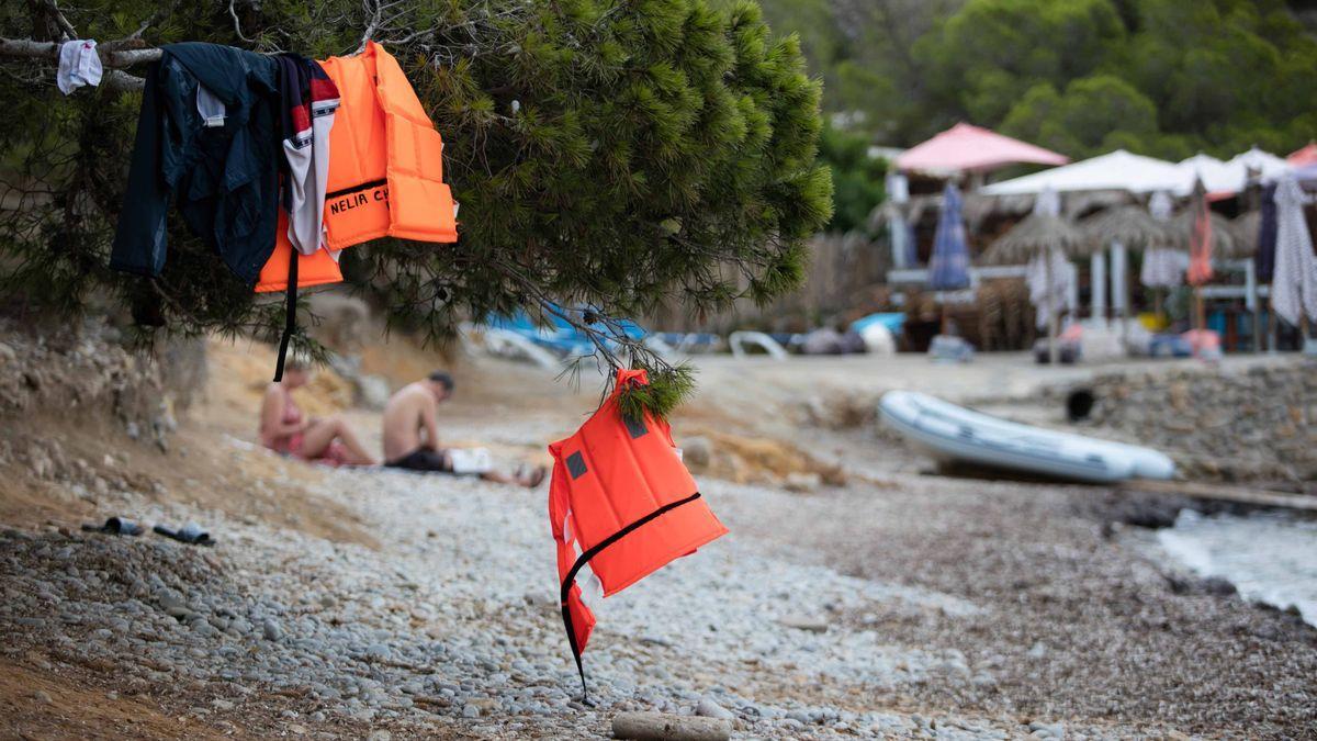 Imagen de archivo de los chalecos salvavidas de migrantes llegados en patera a Ibiza.