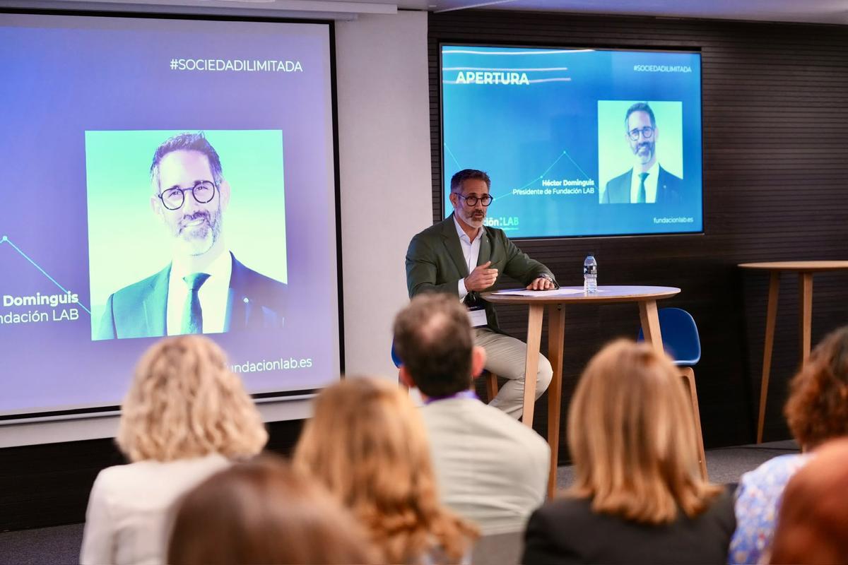 Héctor Dominguis, durante la presentación del informe.