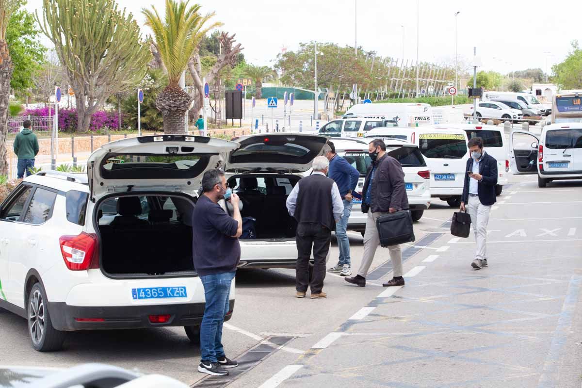 Turistas con cuentagotas en el aeropuerto de Ibiza