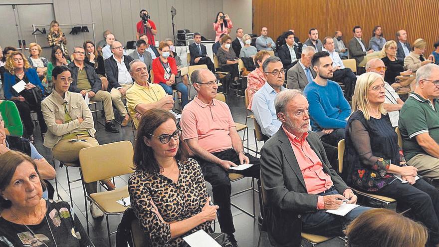 Más de 200 personas asistieron a la mesa de diálogo que se celebró en el hotel Intur de Castelló.