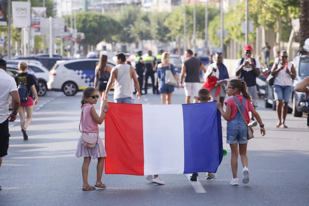 L''afició francesa a Roses celebra la victòria del seu equip al Mundial