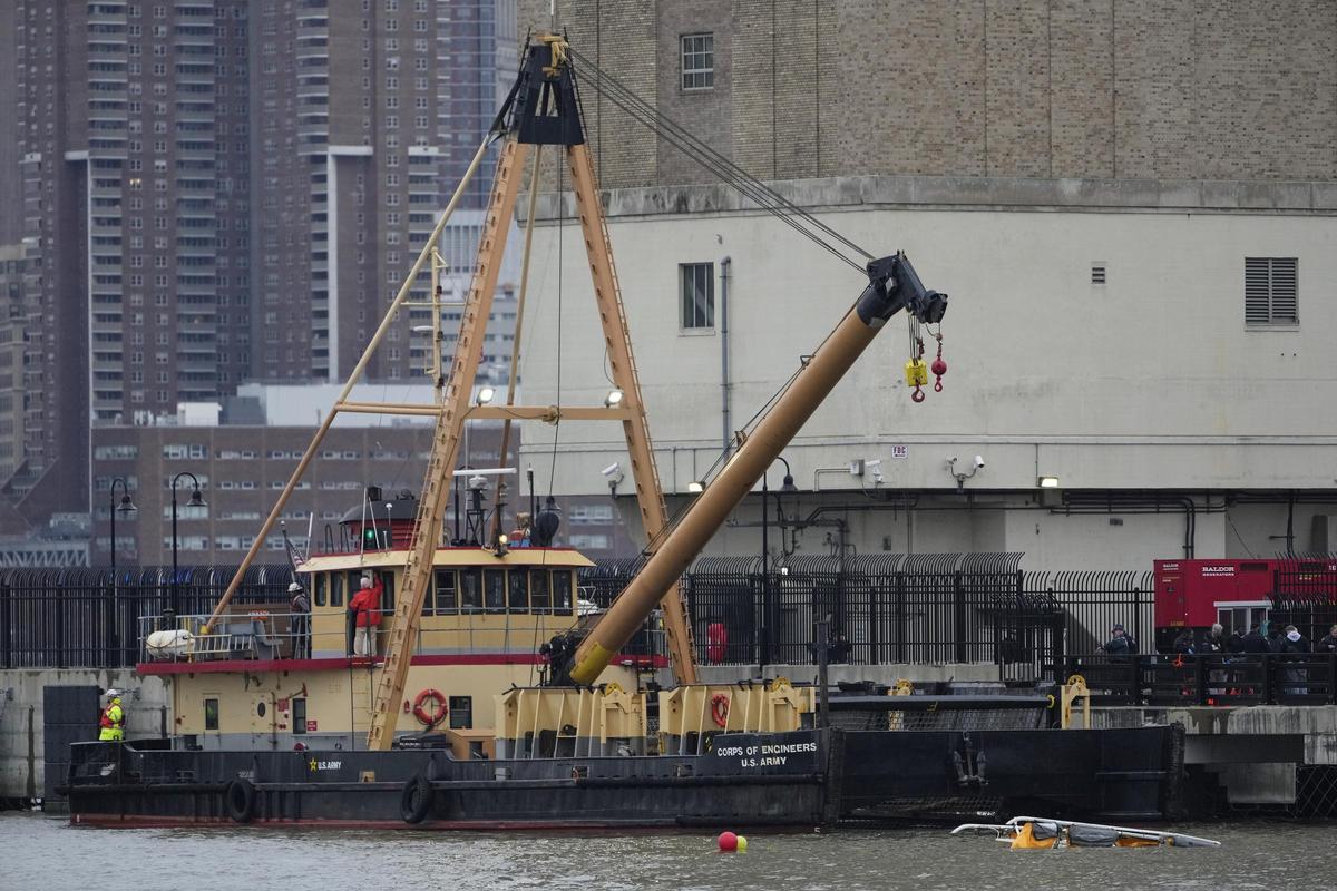 Cinco turistas catalanes y el piloto mueren al caer un helicóptero en el río Hudson de Nueva York