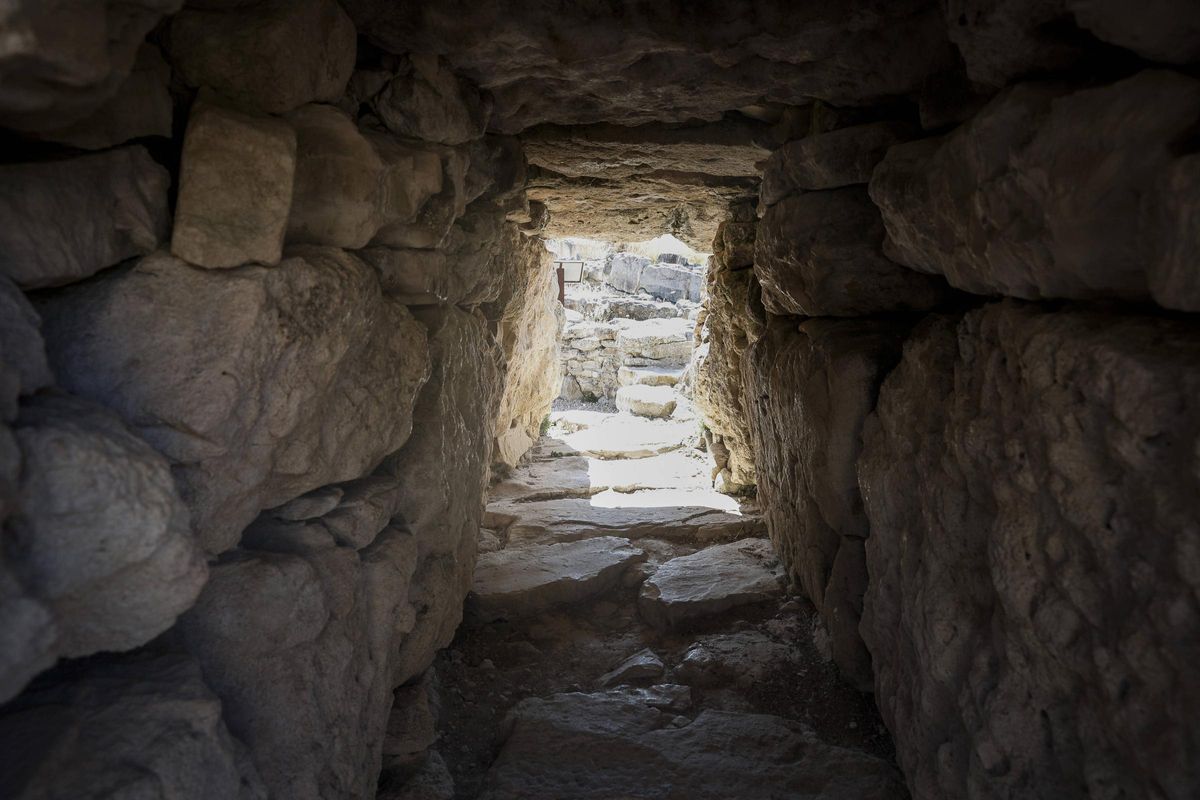 El pasadizo del Talaiot I de Son Fornés, del año 1050 a. C.