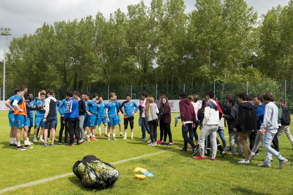 Entrenamiento del Real Oviedo y alumnos del Loyola