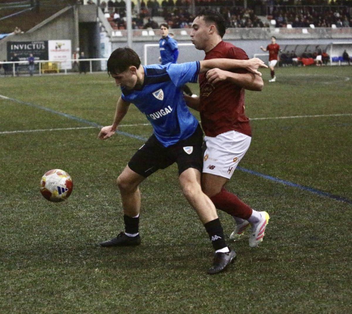 Un jugador del Estradense presiona a uno del Arteixo. | BERNABÉ / ÁNGEL ABELEDO