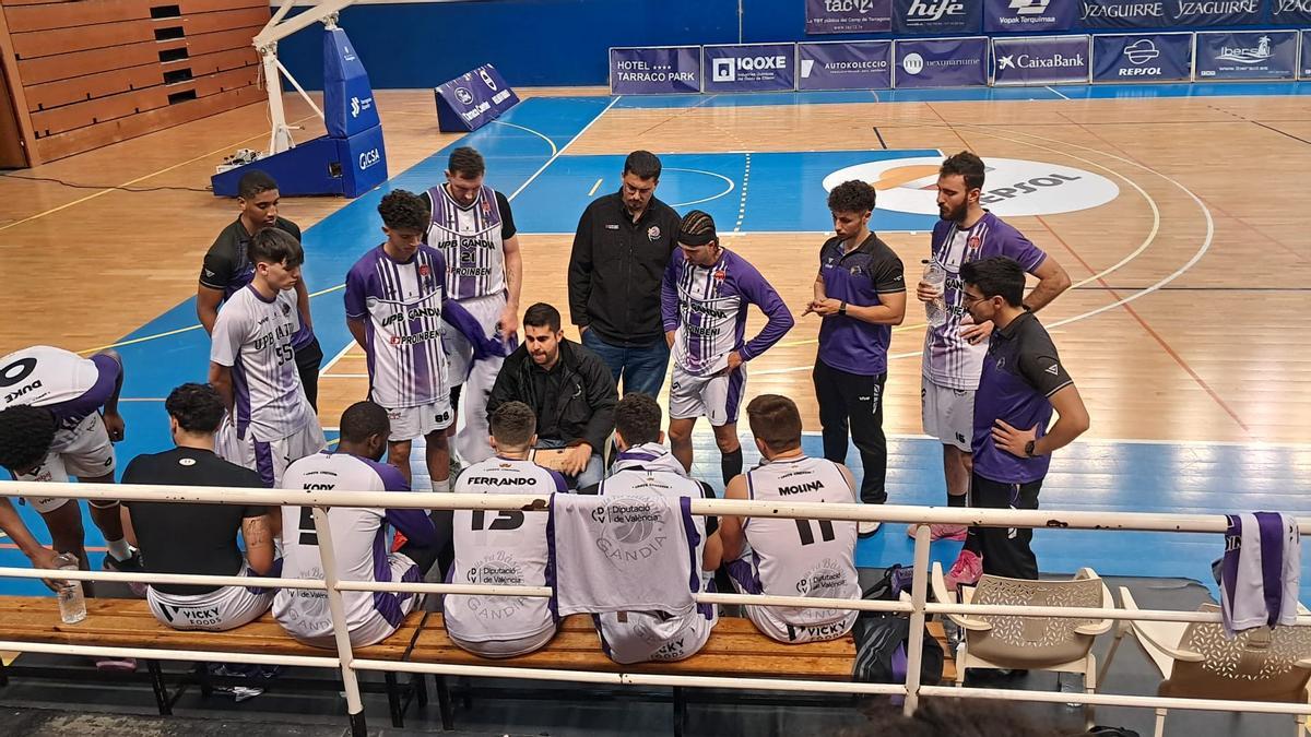 Un tiempo muerto del equipo en el partido de Tarragona