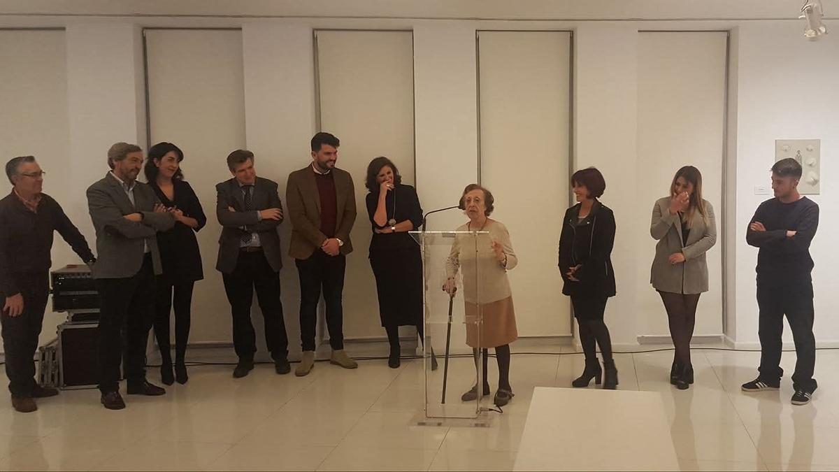 Maruja Romero, en una exposición rodeada de sus familiares.