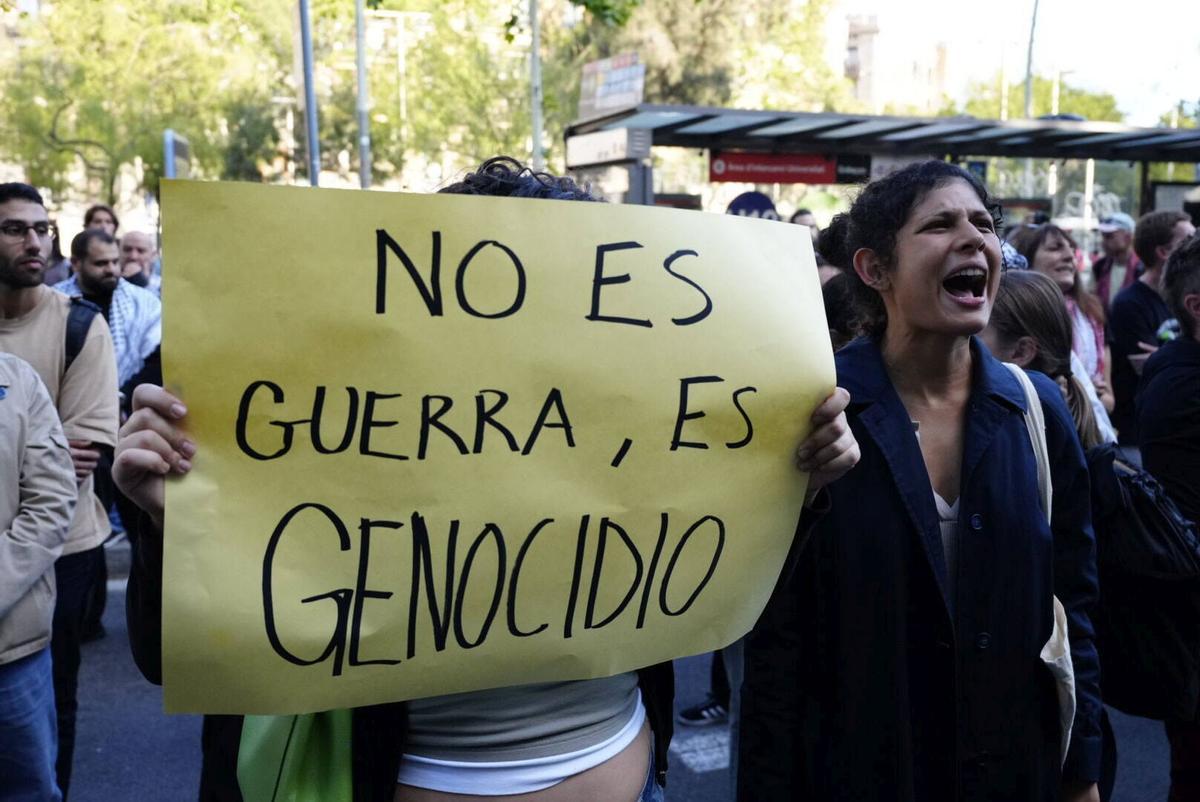 Concentración delante de la Universitat de Barcelona en la Gran Vía, bajo el lema Todos los Ojos sobre Rafah, para denunciar el genicidio del estado de Israel contra la población palestina de Gaza