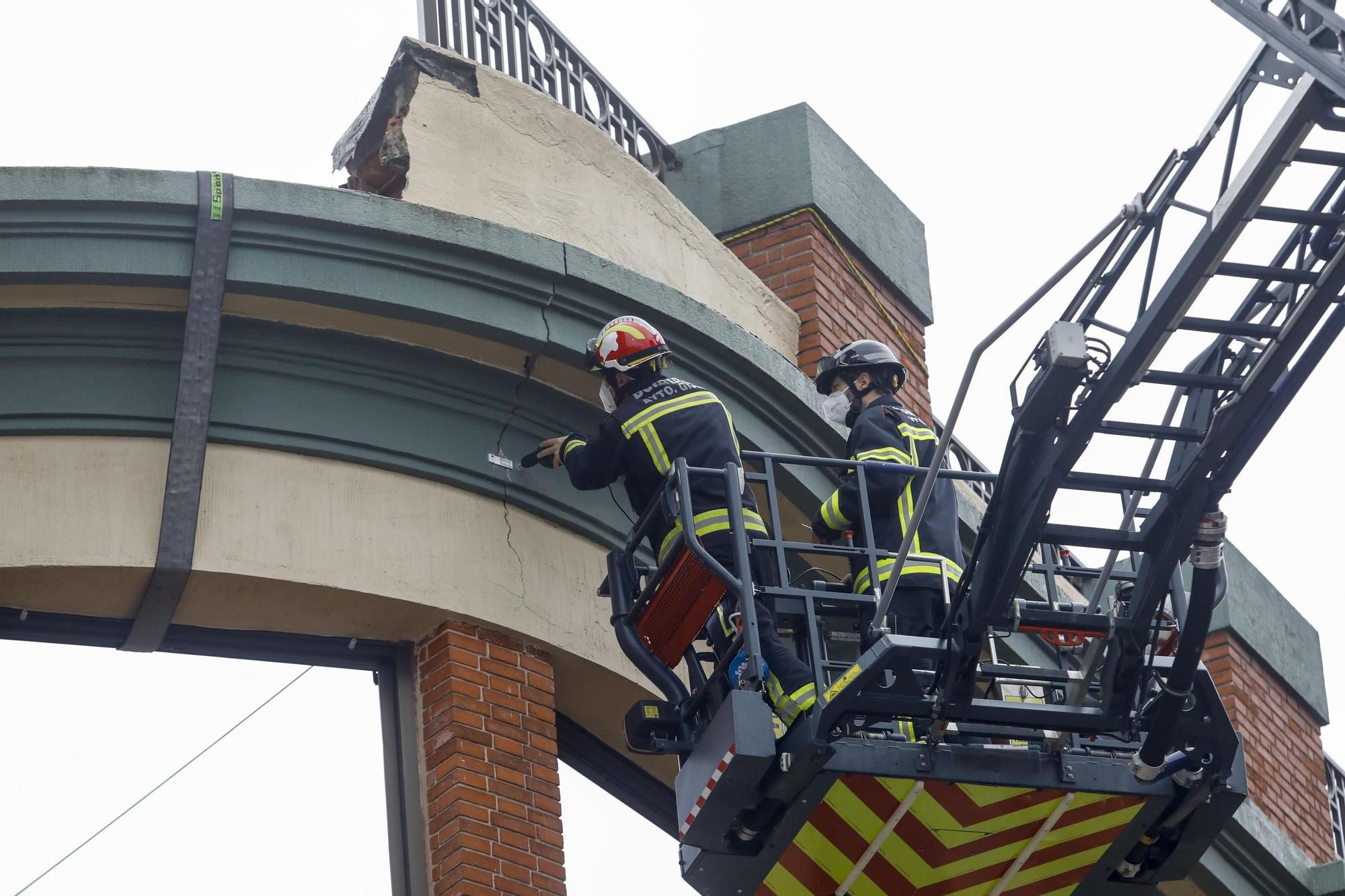 Los bomberos refuerzan la estructura del colegio San Vicente