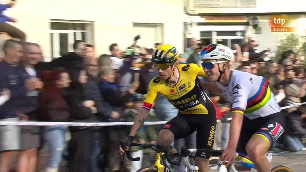 Evenepoel felicita a Roglic por su victoria en Sant Feliu de Guíxols.