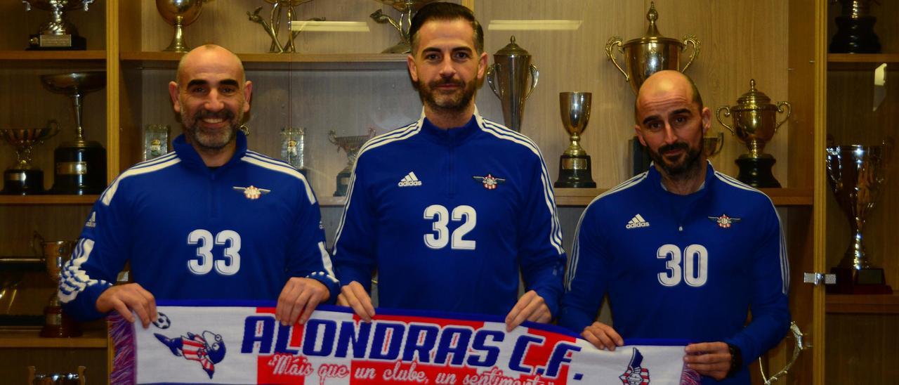 Rubén López, David Páez (en el centro) y Toño Villar, ayer en las instalaciones del Alondras.