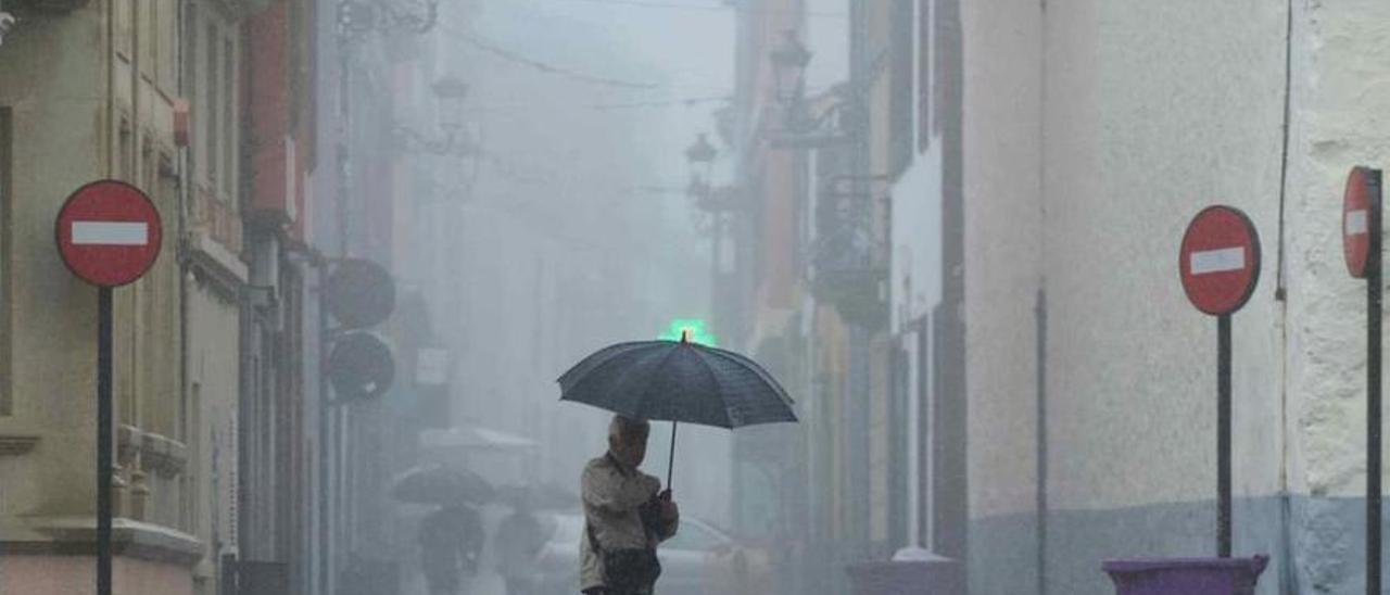 Un hombre pasea por el casco histórico de La Laguna durante la tormenta tropical ‘Hermine’