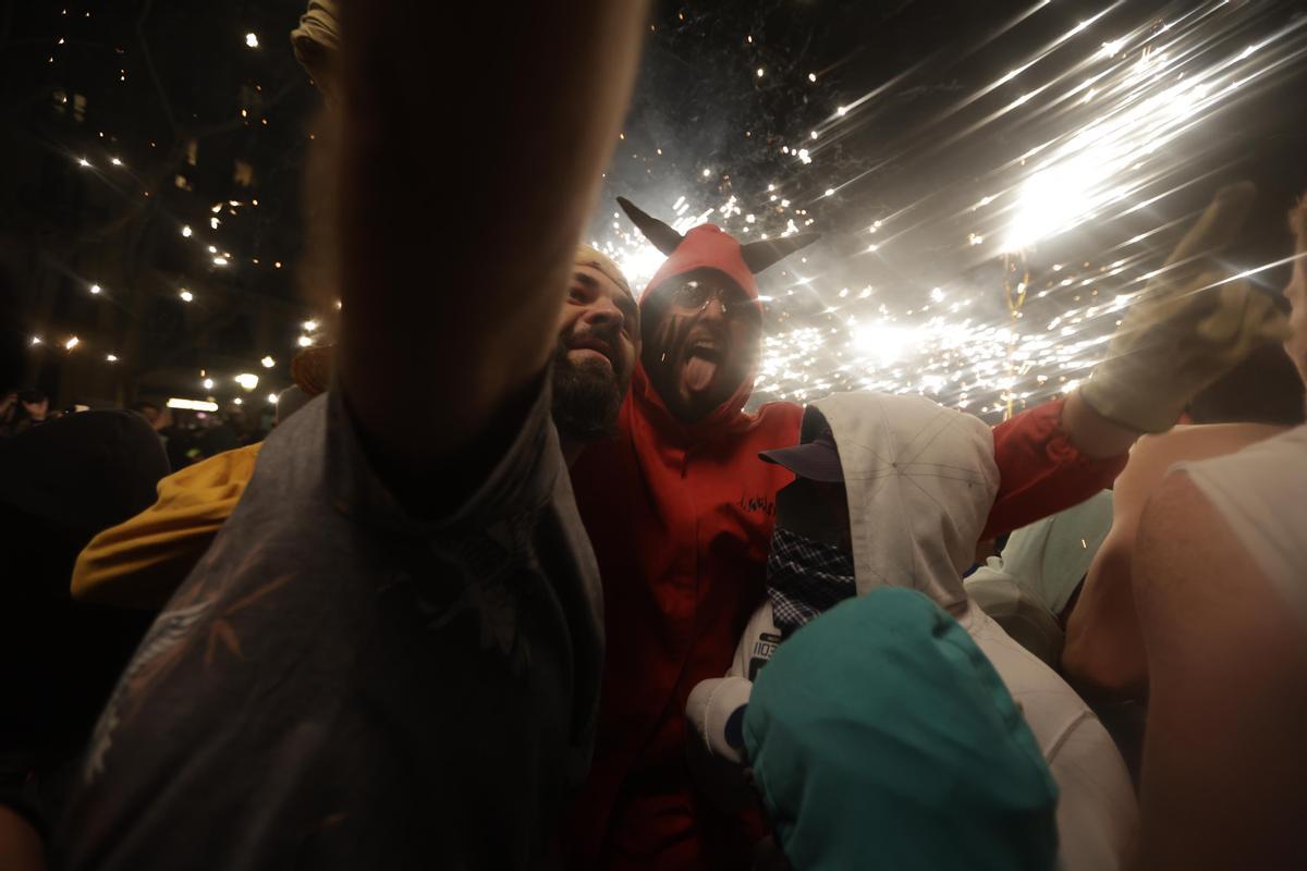 Los diables incendian el Passeig de Gràcia durante el correfoc de la Mercè.