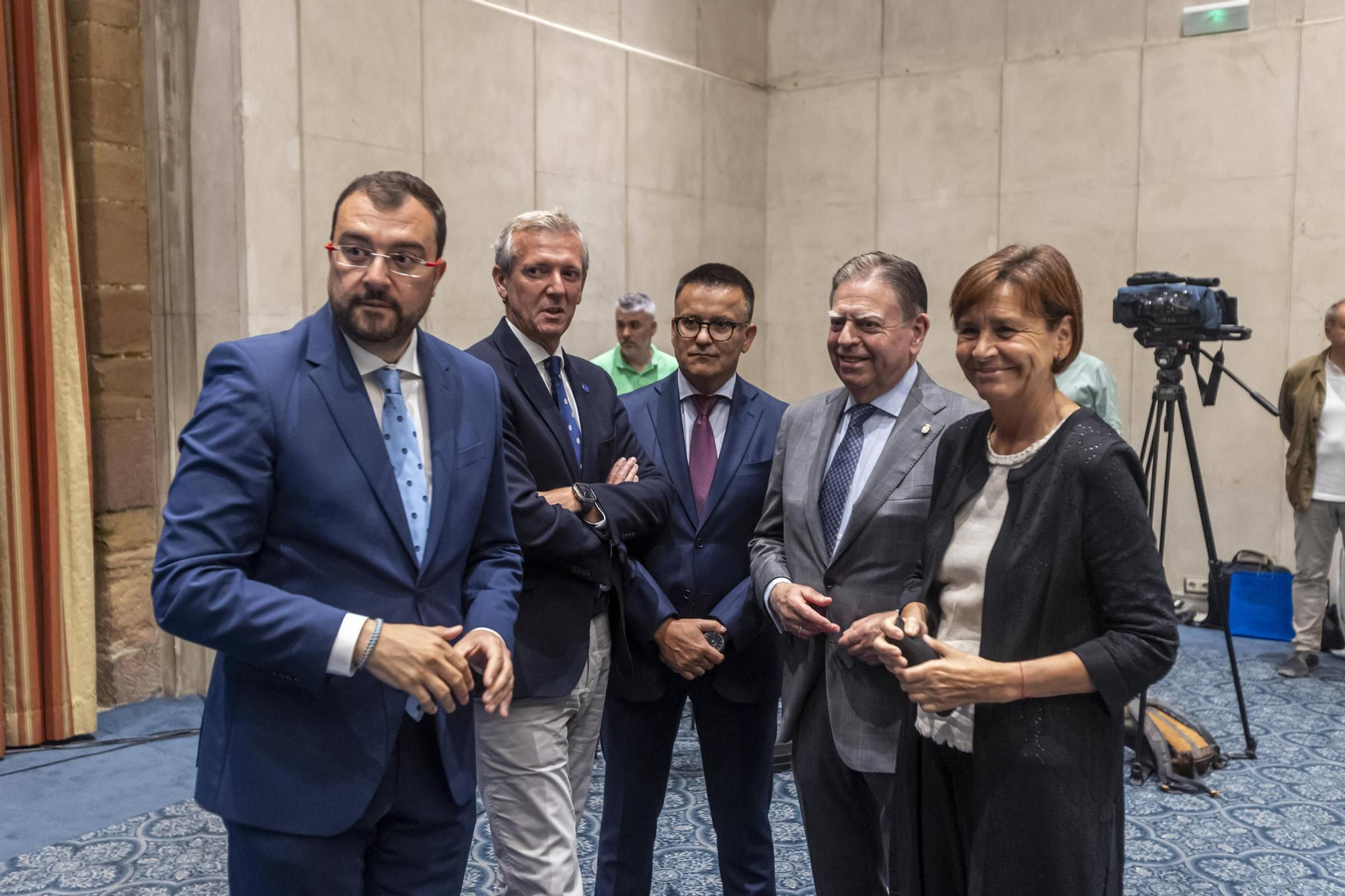 La Asociación Día de Galicia en Asturias entrega su medalla de oro a Adrián Barbón y Carmen Moriyón