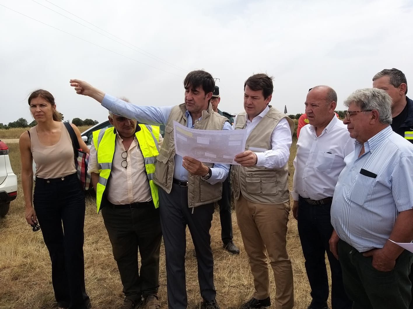 Alfonso Fernández Mañueco y el consejero de Fomento y Medio Ambiente, Juan Carlos Suárez-Quiñones, en Sarracín de Aliste.