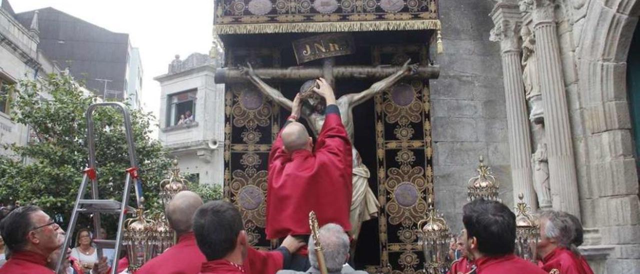 La procesión del Cristo el año pasado fue la primera vez que no acudió ningún representante del gobierno de Cangas. // Santos Álvarez