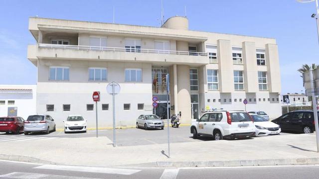 Fachada principal de la sede de la Autoridad Portuaria en Eivissa, donde se encuentra la vivienda ofertada. | EUGENIO RODRÍGUEZ