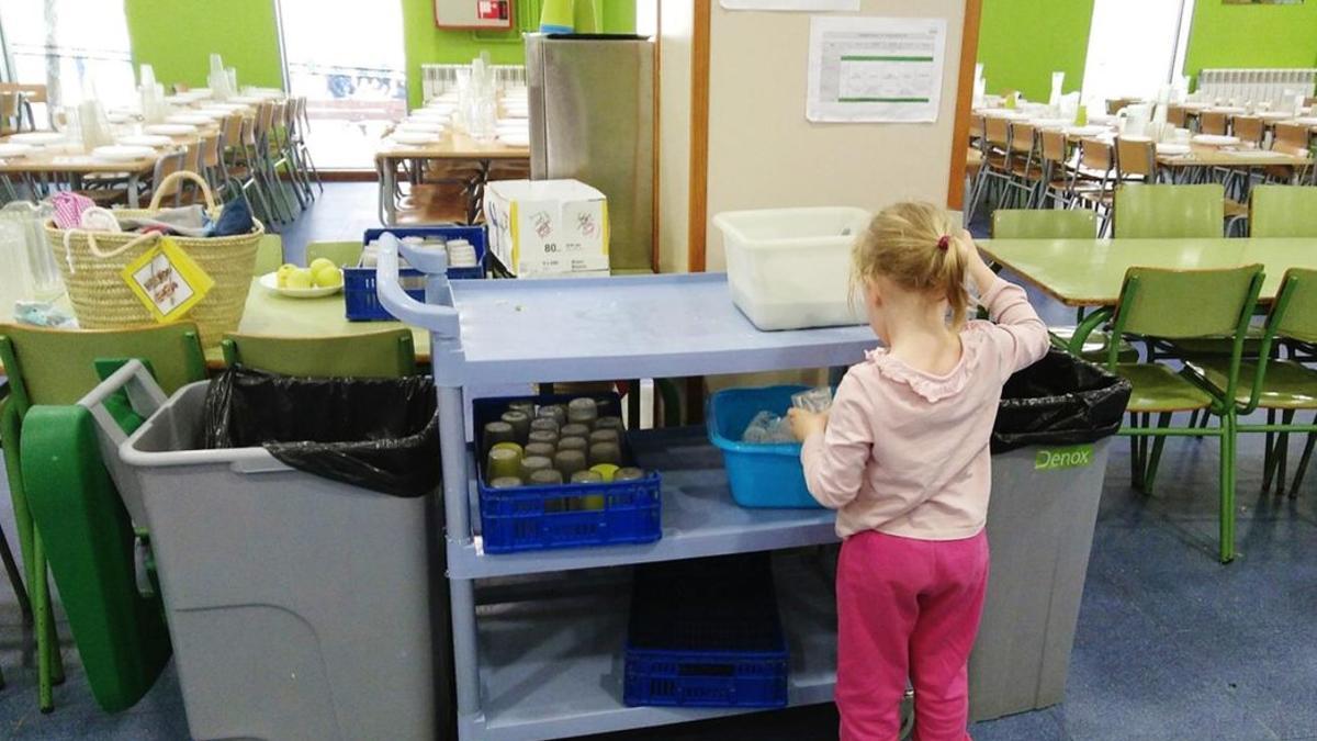 comedor escolar donde se ve una niña de espaldas eligiendo alimentos