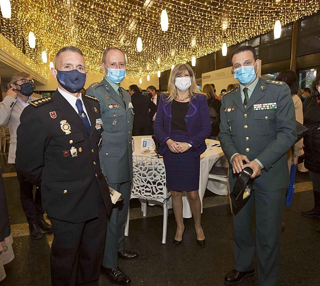 El comisario jefe provincial y los coroneles Francisco Rodríguez (i) y José Hernández Mosquera, junto a la vicepresidenta del Consejo Social de la UA.