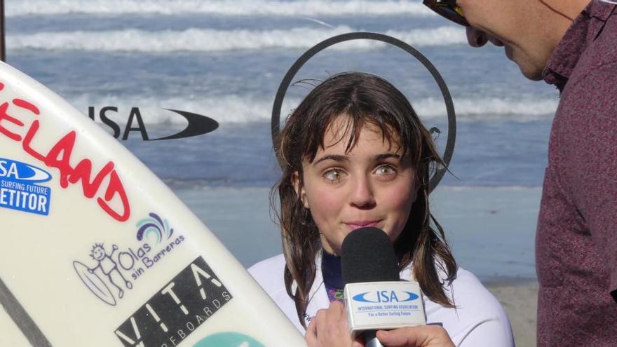 Carmen López plata en el Campeonato de Europa de Surf Adaptado