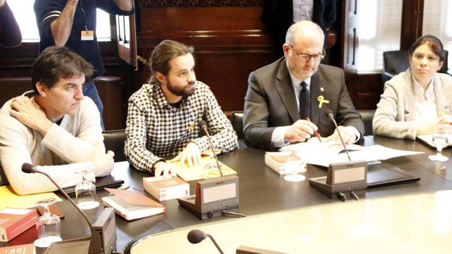 Sergi Sabrià i Gerard Gómez (ERC) amb Eduard Pujol i Gemma Geis (JxCat), a la reunió de la Junta de Portaveus del 6 de febrer