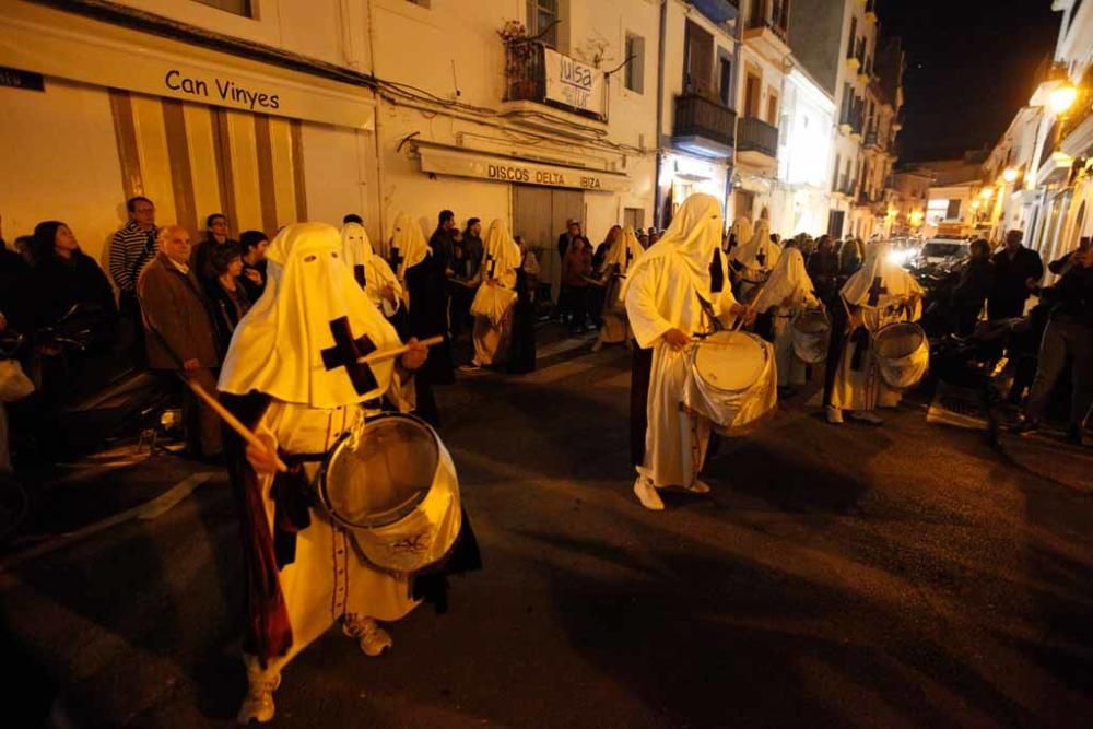 La cofradía de nuestra señora de la piedad de Sant Elm condujo la procesión del Santísimo Cristo de la Sangre