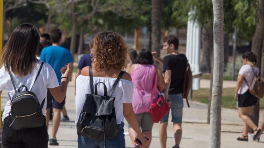 Estudiantes en el campus de Alicante