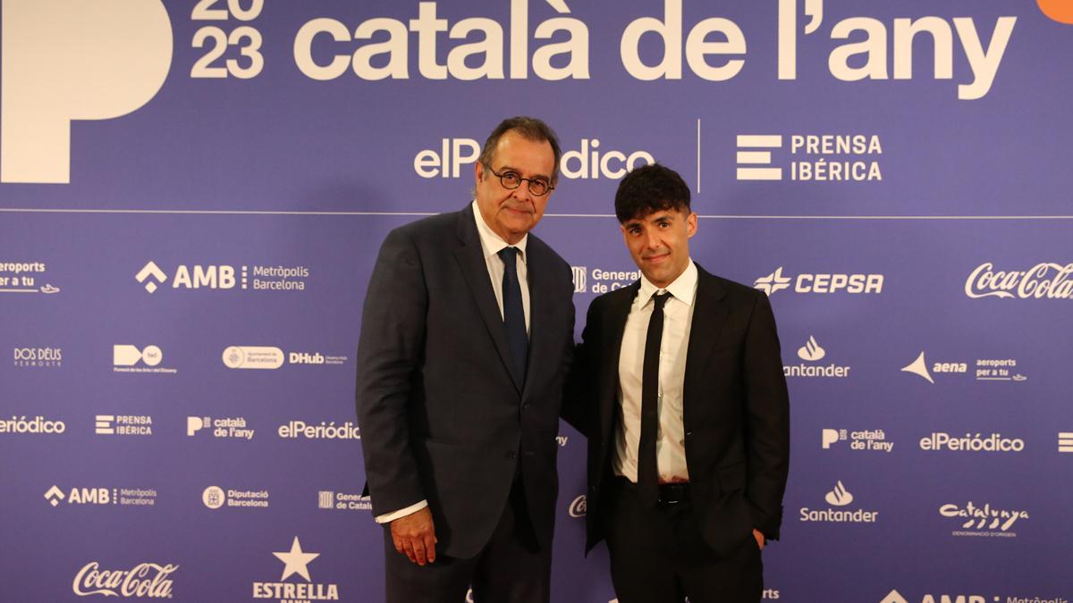 Albert Sáez, director de EL PERIÓDICO, y Antonio Díaz, Català de lAny 2023