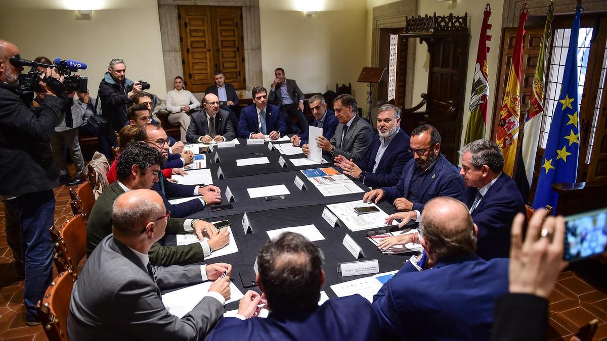 Asistentes a la reunión mantenida este miércoles en el Ayuntamiento de Plasencia.