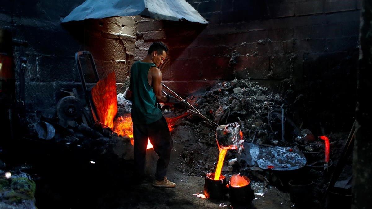 Un trabajador en una fabrica de utensilios de aluminio en Managua, Nicargua 