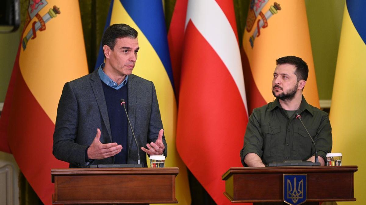 Pedro Sánchez y el presidente ucraniano, Volodimir Zelensky, durante la visita del premier español a Kiev, el 21 de abril de 2022.