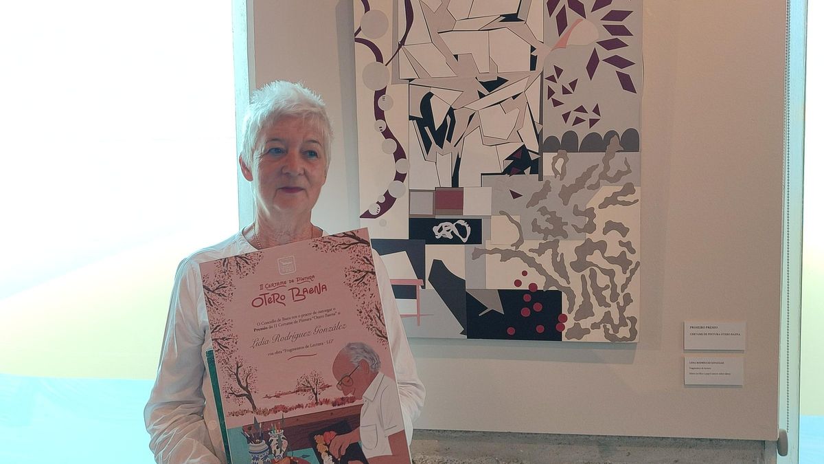 La artista Lidia Rodríguez con la obra premiada.