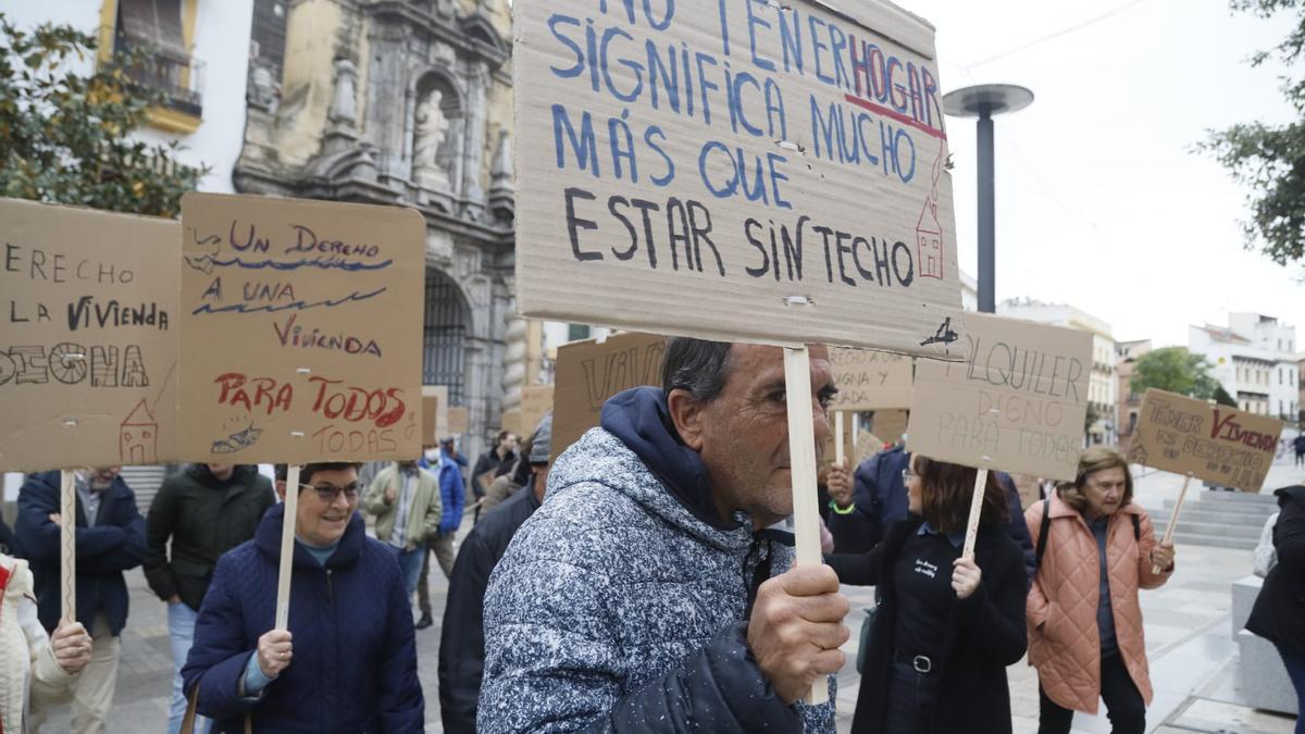 Manifestantes por el derecho a una vivienda digna, este martes, en Córdoba.