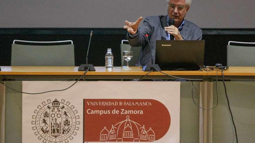 El profesor Francisco Javier Rodríguez Méndez, durante su conferencia en el Campus Viriato.