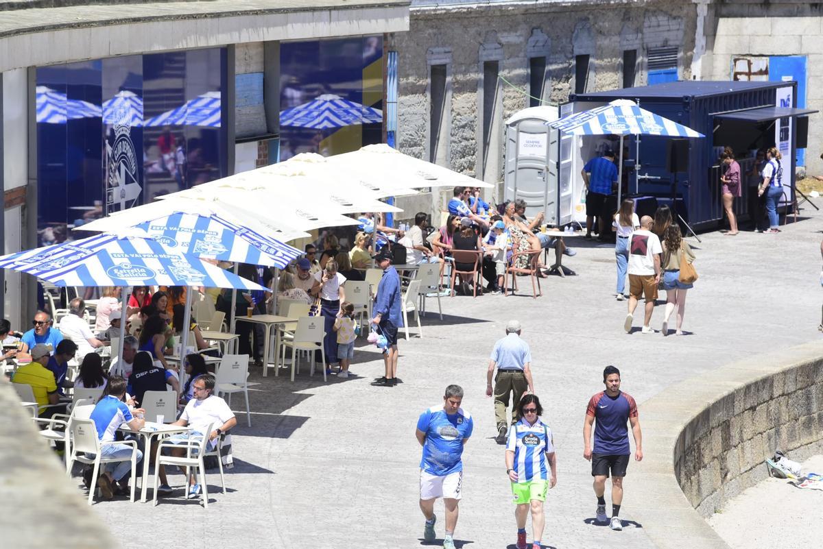 La Fan Zone de Riazor calienta motores en la fiesta del ascenso del Deportivo.