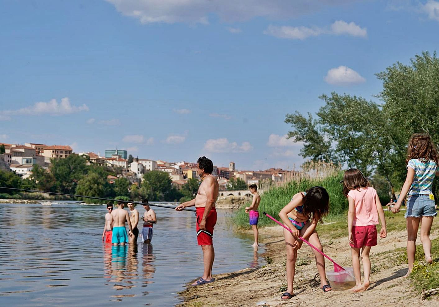 Zamoranos disfrutan del buen tiempo en la playa de Los Pelambres. | Jose Luis Fernández