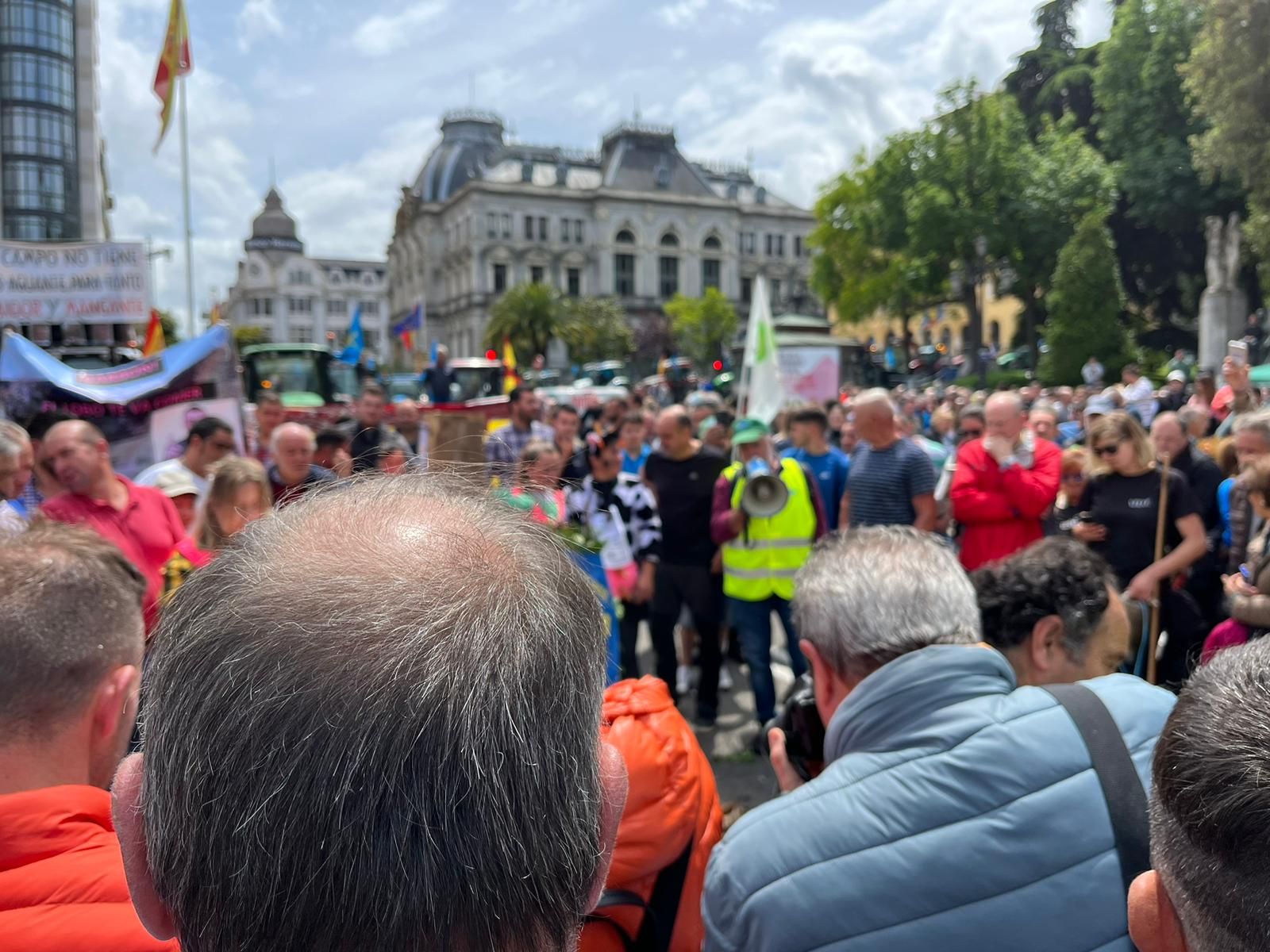 EN IMÁGENES: Así fue la tractorada de protesta del campo asturiano en Oviedo