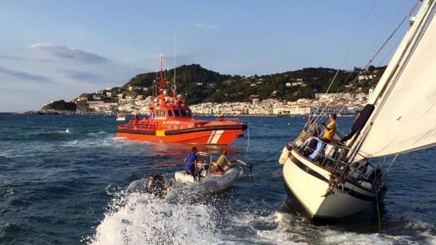 Un veler queda embarrancat a la platja de Port de la Selva