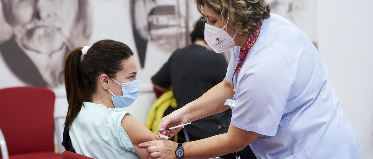 Una trabajadora sanitaria inyecta la segunda dosis de la vacuna de Pfizer.