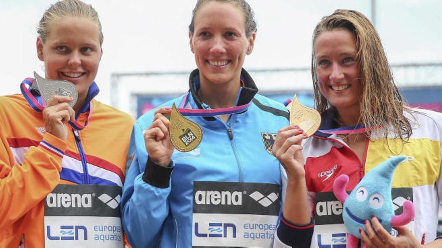 Isabelle Haerle (c), Rouwendaal (i) y Mireia Belmonte (d)