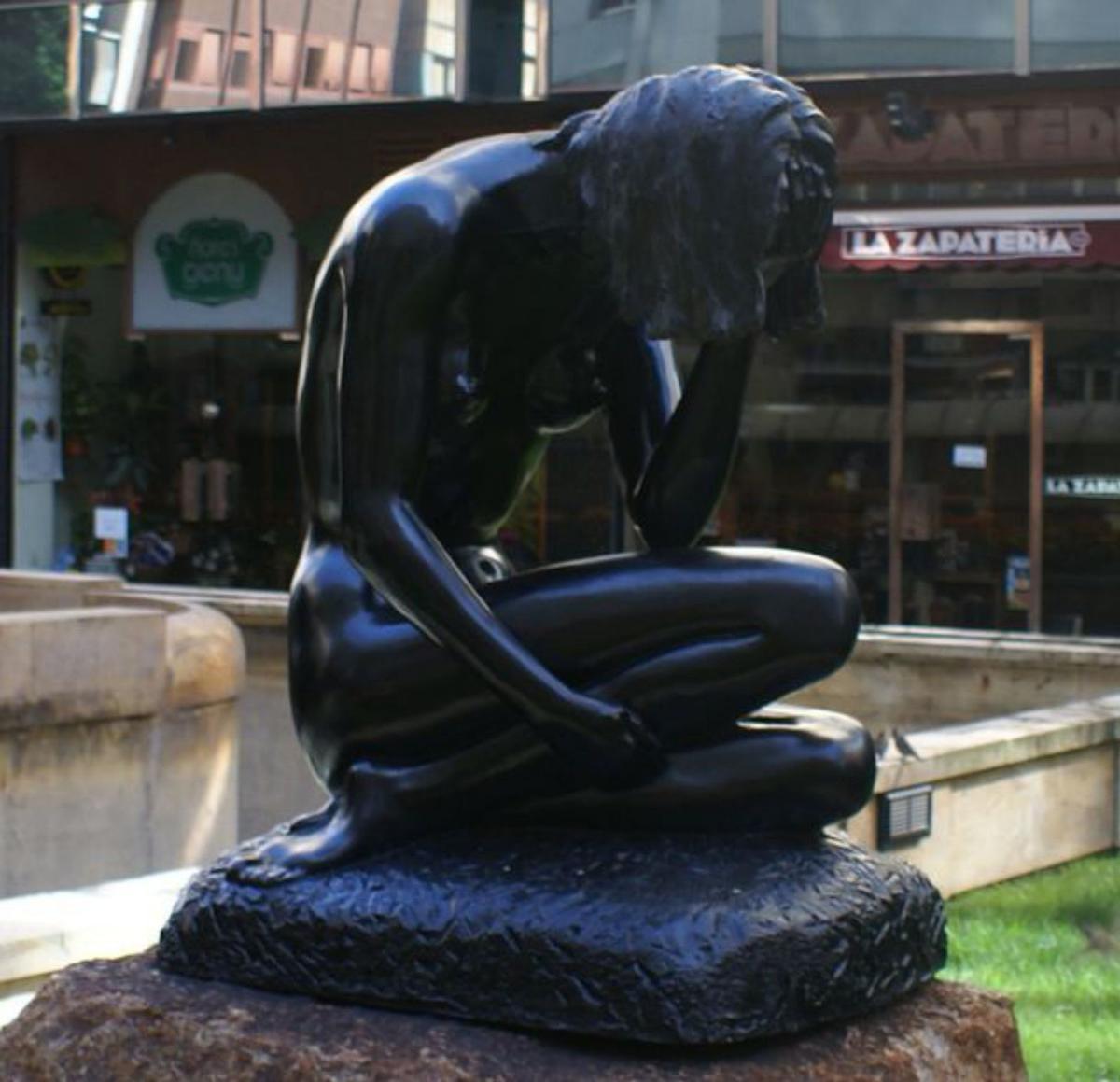 Tres esculturas de Santiago de Santiago en Oviedo; de izquierda a derecha, «Mavi», en la plaza Longoria Carbajal; «Amigos», en la plaza Juan XXIII, y el monumento al actor Arturo Fernández en el parque de Priañes. | LNE