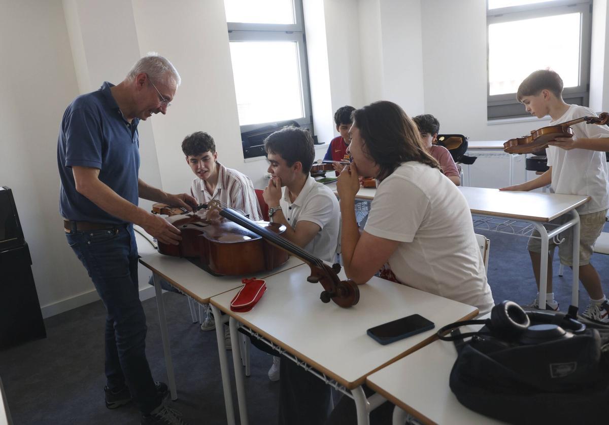 En imágenes: La última sesión del taller de luthería en el conservatorio de Avilés